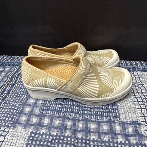 Dansko Vegan Clogs Woman's Size 37 (6.5-7)